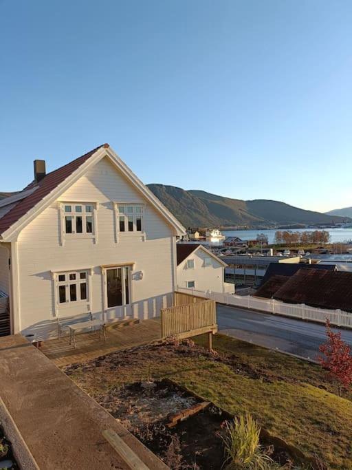 Charming House In Ulsteinvik With Free Parking Villa Exterior photo