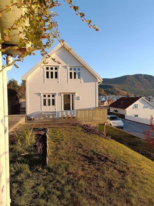 Charming House In Ulsteinvik With Free Parking Villa Exterior photo